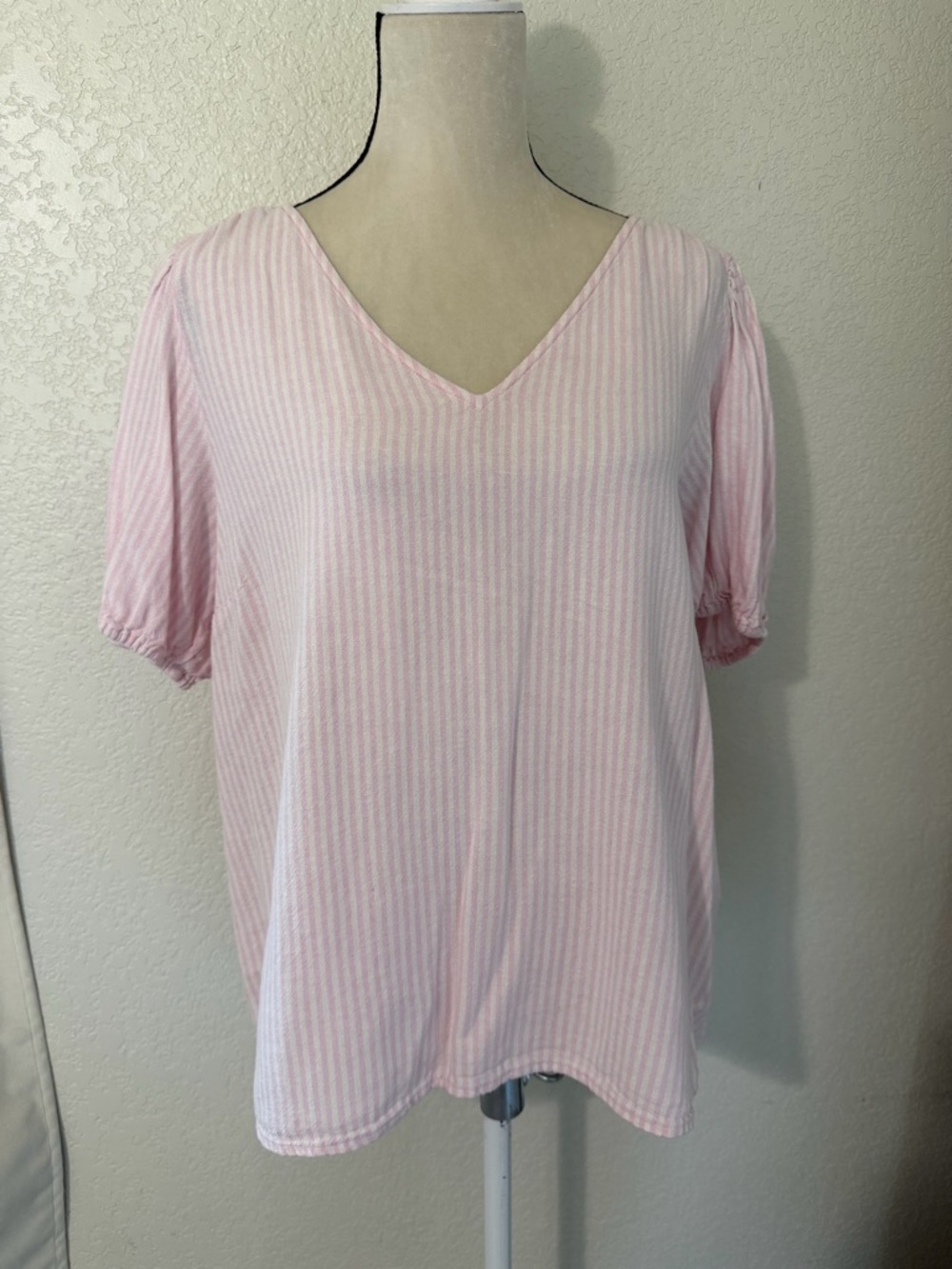 LC Lauren Conrad Light Pink Striped V-Neck Puff Sleeve Top